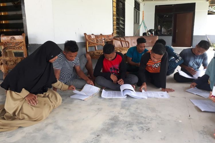 Sejumlah siswa SMA Negeri Pinogu sedang belajar untuk menghadapi Ujian Nasional Berbasis Komputer (UNBK) hari kedua. Pada hari pertama mereka mengerjakan soal Bahasa Indonesia.