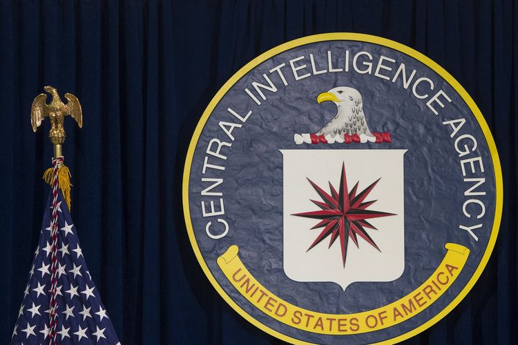 Logo badan intelijen Amerika Serikat atau CIA (Central Intelligence Agency) di markas CIA di Langley, Negara Bagian Virginia, pada 13 April 2016.