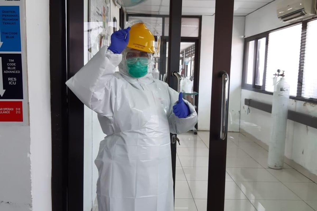 dr. Eva Sri Diana SpP saat bertugas dan mengenakan pakaian hazmat