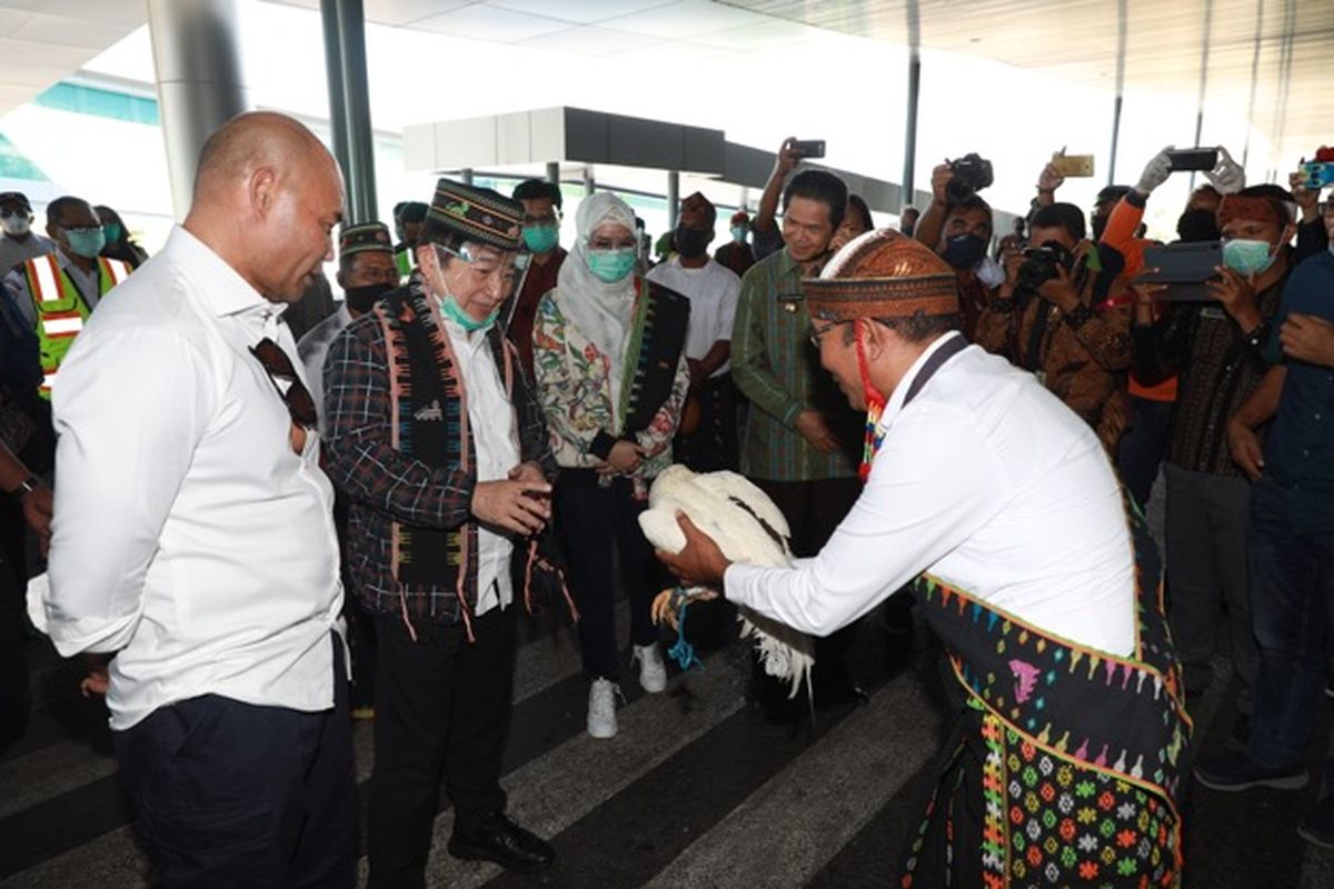 Gubernur NTT Viktor Laiskodat dan Bupati Manggarai Barat Agustinus Ch Dula, saat menyambut kedatangan Menteri PPN atau Kepala Bappenas Suharso Monoarfa, di Bandara Komodo, Kamis (16/7/2020).