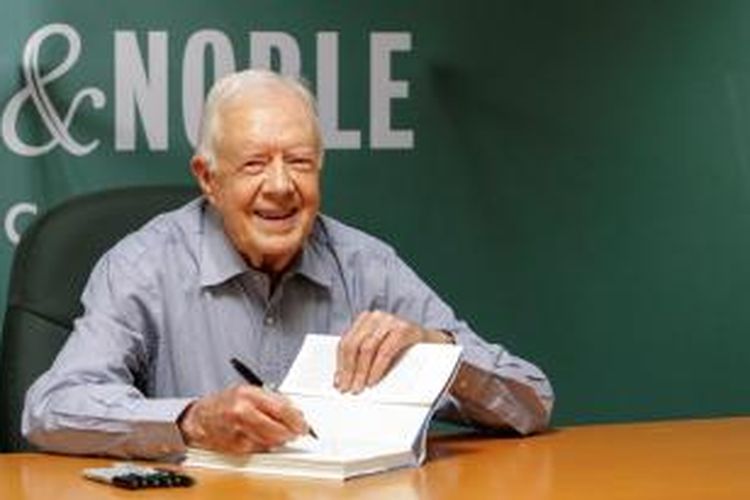 Mantan Presiden AS Jimmy Carter (90) tengah menandatangani buku terbarunya A Full Life: Reflections at Ninety.