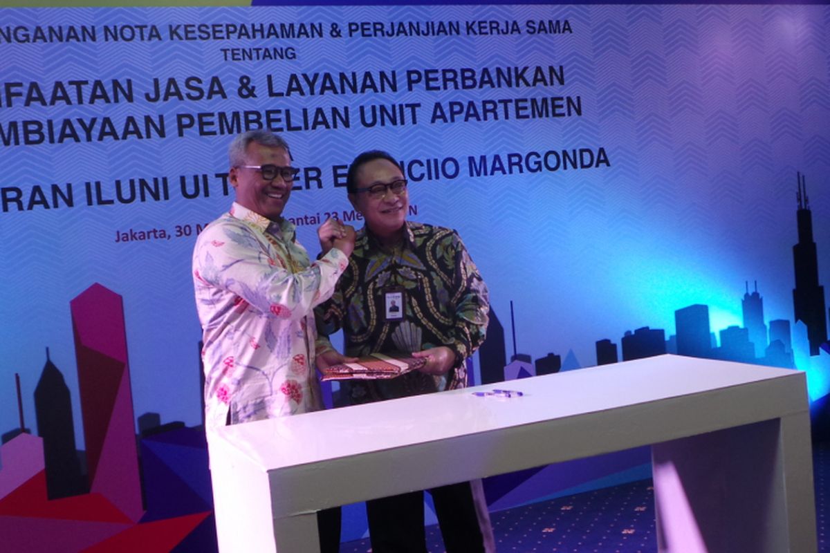 Penandatangan memorandum of understanding (MoU) pembelian unit apartemen Evenciio Margonda oleh Presiden Direktur Bank Tabungan Negara (BTN) Maryono (pakai batik hijau) dan Ketua Iluni UI Arief Budhy Hardono (pakai batik putih), di Menara BTN, Jakarta Pusat, Selasa (30/5/2017).