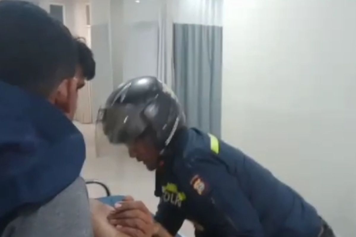 Beberapa personil polisi yang mengevakuasi pelajar berinisial MFK (16) yang ditemukan tewas tenggelam di kawasan Waduk Tunggu Pampang, Kecamatan Manggala, Kota Makassar, Sulsel, pada Jumat (20/9/2024).