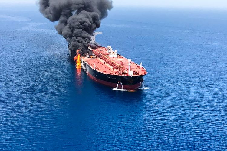 Sebuah gambar yang dirilis oleh kantor berita ISNA menunjukkan kapal tanker Front Altair dilalap api setelah diduga diserang dengan torpedo di Teluk Oman pada Kamis (13/6/2019).