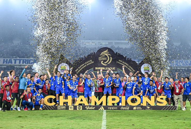 BERITA FOTO Persib Hattrick Juara, Angkat Piala di GBLA