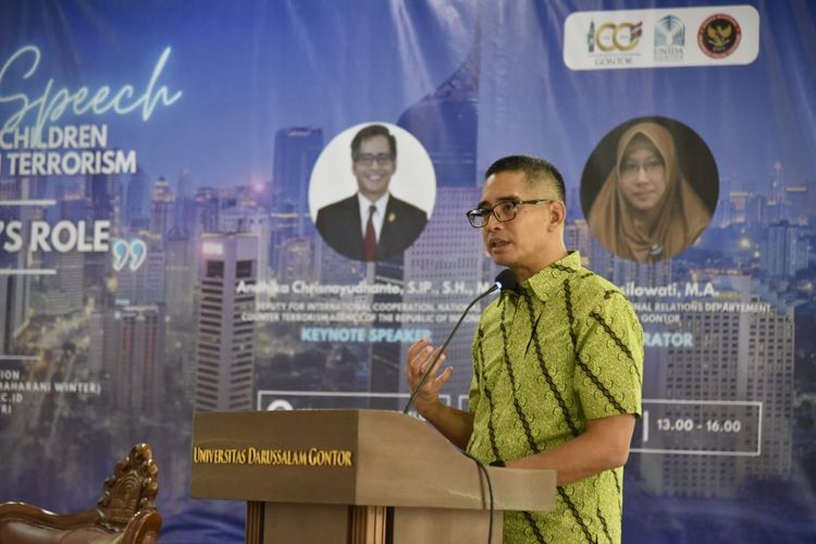 Deputi Kerja Sama Internasional BNPT Andika Crhisnayudhanto saat memberikan edukasi tentang penanganan terorisme kepada ratusan mahasiswi jurusan Hubungan Internasional (HI), Fakultas Humaniora, Universitas Darussalam (Unida) Gontor di Ngawi, Jawa Timur (Jatim), Rabu (10/7/2024). (DOK. Humas BNPT)