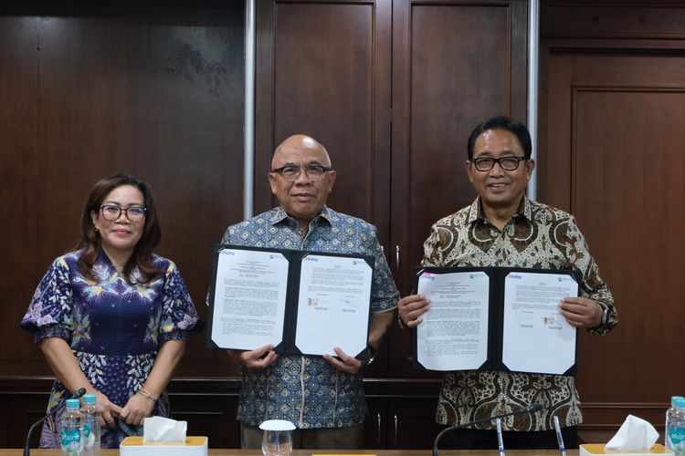 Perusahaan Umum (Perum) Badan Urusan Logistik (Bulog) resmi menandatangani memo of understanding (MoU) dengan PT Rajawali Nusantara Indonesia (Persero) atau RNI untuk meningkatkan kerja sama dalam pengelolaan pergudangan, distribusi pangan, serta pengembangan digitalisasi logistik. 