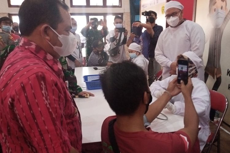 Bupati Semarang Ngesti Nugraha diajak selfie peserta vaksinasi.