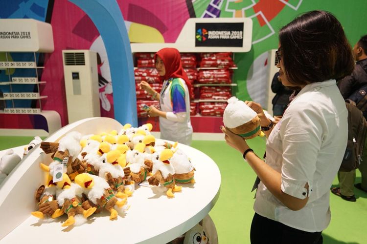 Antusiasme masyarakat dalam membeli salah satu merchandise Asian Para Games 2018 yaitu boneka maskot Momo.