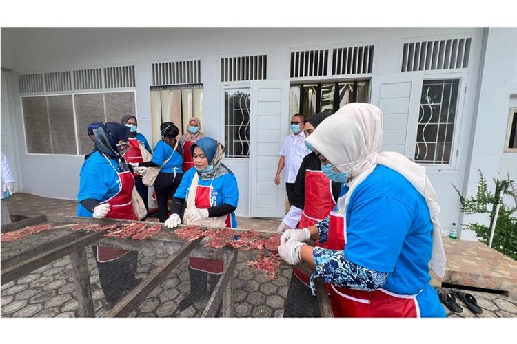 Nasabah PNM Mekaar yang melakukan studi banding ke Rumah Produksi Dendeng Maja di Aceh. 