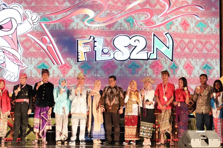 Festival dan Lomba Seni Siswa Nasional (FLS2N) telah resmi ditutup oleh Direktur Pembinaan SMA (PSMA) Purwadi Sutanto (20/0/2019) di Bandar Lampung. Provinsi Lampung sekaligus menjadi pengumpul medali terbanyak dalam gelaran FLS2SN 2019 ini.
