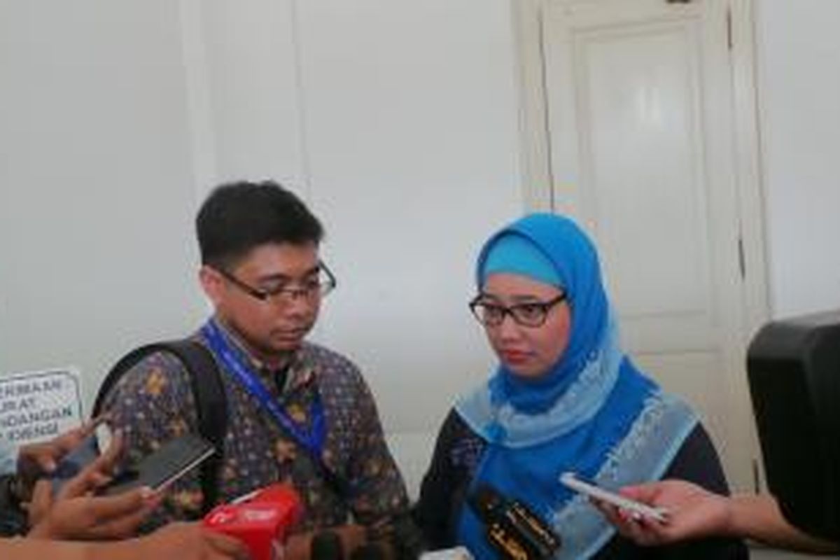 Guru SMA 13 Retno Listyarti dan Tim kuasa hukum Retno dari LBH Jakarta, Matthew saat menyampaikan surat keberatan kepada Gubernur DKI Jakarta Basuki Tjahaja Purnama, di Balai Kota, Senin (18/5/2015). 