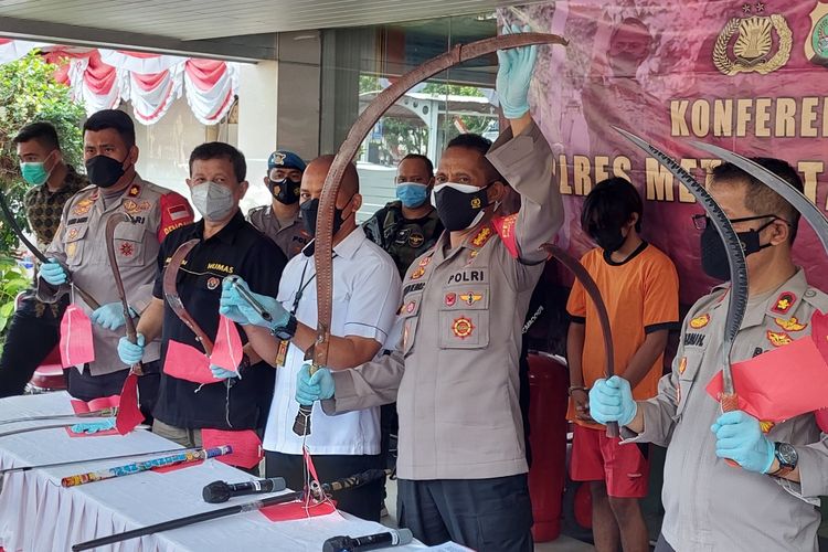 Kapolres Metro Tangerang Kota Kombes Pol Deonijiu de Fatima saat menunjukkan salah satu barang bukti dari kasus tawuran di Cimone, Karawaci, Kota Tangerang, di Mapolres Metro Tangerang Kota, pada Jumat (27/8/2021).