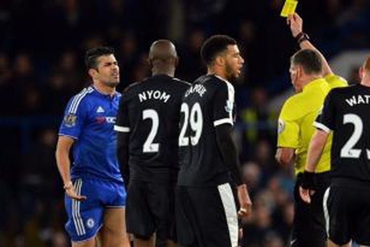 Diego Costa menerima kartu kuning saat Chelsea ditahan imbang 2-2 oleh Watford di Stamford Bridge, Sabtu (26/12/2015). 