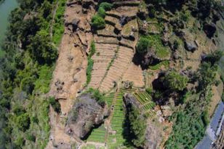 Kawasan Batu Ratapan, yang merupakan sumbat lava di tengah kawah yang dinamai Telaga Warna di Dataran Tinggi Dieng, Wonosobo, Jawa Tengah, Minggu (2/11/2014). Dieng menawarkan keindahan sekaligus ancaman, karena dataran tingginya terbentuk dari gunung berapi yang kini masih mengeluarkan gas.