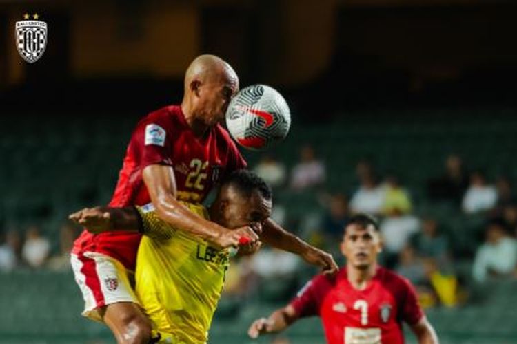 Pemain sayap Bali United, Novri Setiawan, berebut bola dengan pemain Lee Man FC dalam laga fase pertama Kualifikasi Liga Champions Asia 2023-2024 yang digelar di Hong Kong Stadium, Causeway Bay, pada Rabu (16/8/2023) malam WIB. (Sumber foto: Tangkapan layar Twitter Bali United FC/@BaliUtd)