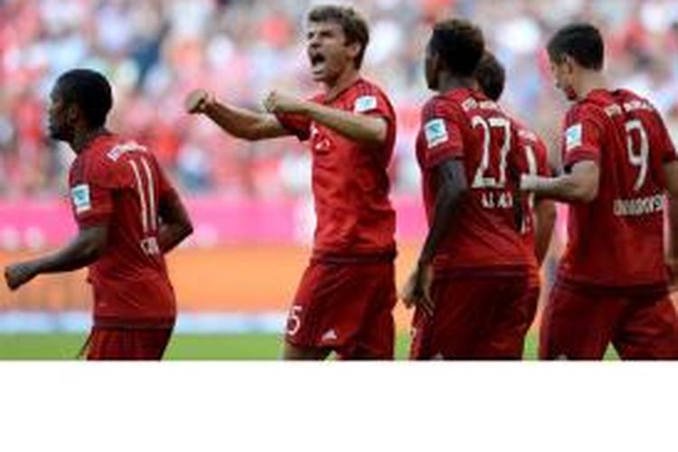 (Dari kiri ke kanan) Bek Bayern Muenchen Douglas Costa, striker Thomas Mueller, bek David Alaba serta striker Robert Lewandowski melakukan selebrasi setelah terciptanya gol kedua Bayern ke gawang Augsburg pada pekan keempat Bundesliga di Allianz Arena, Sabtu (12/9/2015). Bayern menang 2-1.