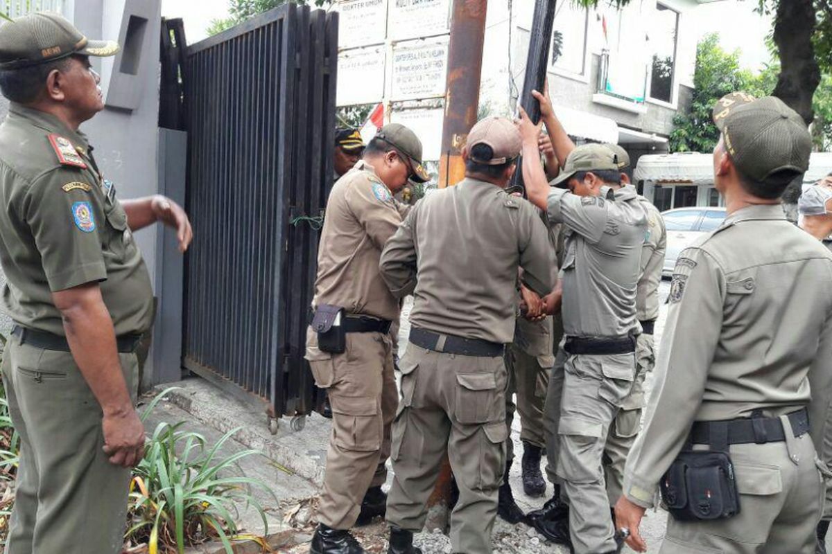 Pembongkaran tiang kabel ilegal di Pengadegan, Pancoran, Jakarta Selatan, Kamis (31/8/2017).