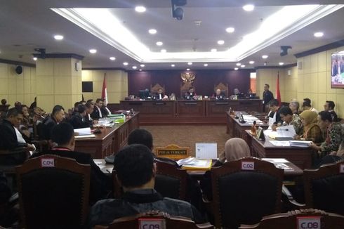 Hakim MK Sebut Alat Bukti yang Dibawa KPU dalam Persidangan Kacau