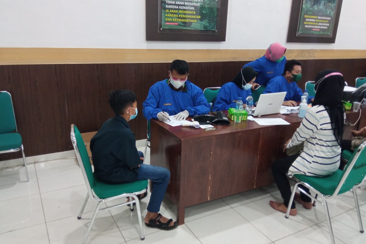 Vaksinasi anak di Kodim 0825 Banyuwangi, Jalan RA Kartini, Banyuwangi, Jawa Timur, Kamis (15/7/2021).