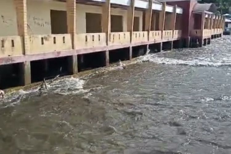 Air pasang terjadi di laut Desa Tehoru setelah gempa berkekuatan 6,1 magnitudo mengguncnag wilayah tersebut, Rabu (16/6/2021)