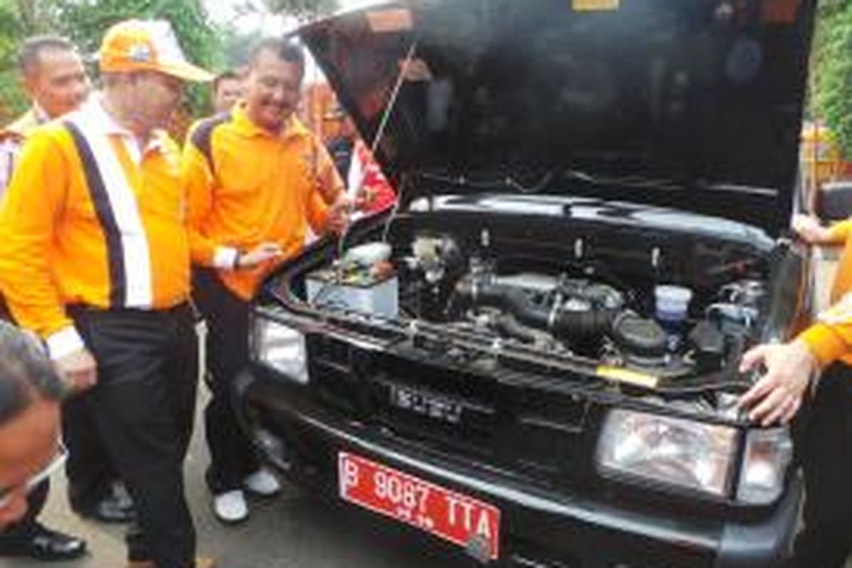 Kepala Dinas Kebersihan DKI Jakarta Isnawa Adji mengecek mobil dinas operasional baru bagi anggotanya. Jumat (23/10/2015)