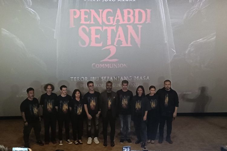 Pemeran Bengapti Setan 2: Komuni dan sutradara Joko Anwar saat jumpa pers di IMAX Kandaria City di Kebayoran Baru, Jakarta Selatan, Senin (25/7/2022).