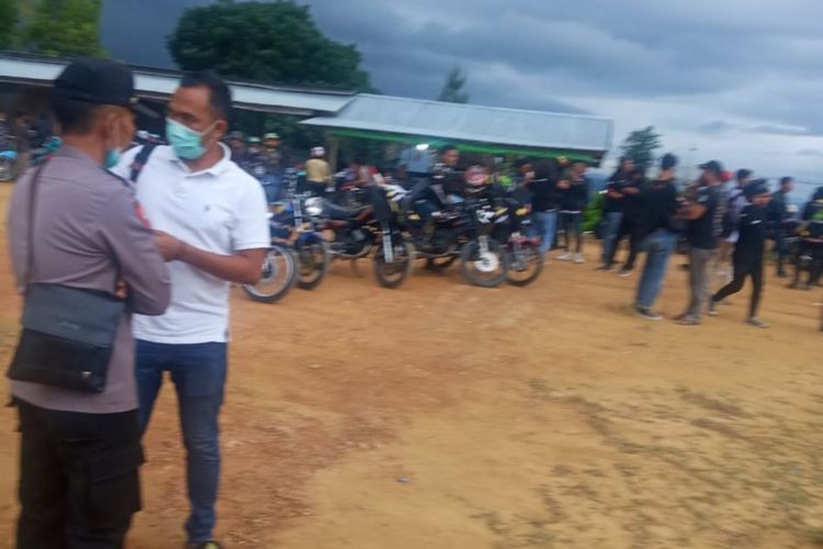 Tim Yustisi membubarkan pertemuan komunitas RX King di Tanah Datar, Sabtu (2/1/2021)