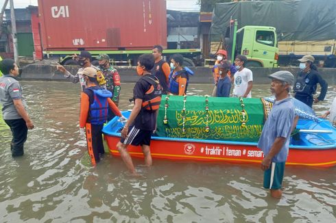 Jenazah Kakek 69 Tahun Dibawa Pakai Perahu Karet Terobos Banjir di Semarang