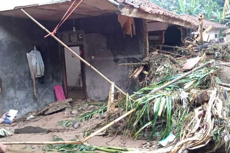 Bencana alam berupa banjir dan tanah longsor melanda 7 kecamatan di Kabupaten Bogor, Jawa Barat, pada Sabtu-Senin (15-17/5/2021).