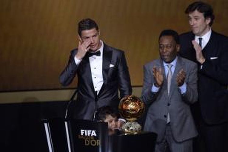 Gelandang Real Madrid, Cristiano Ronado, terlihat menitikan air matanya saat menerima penghargaan FIFA Ballon d'Or 2013 di Zurich, Swiss, Senin (13/1/2014). 