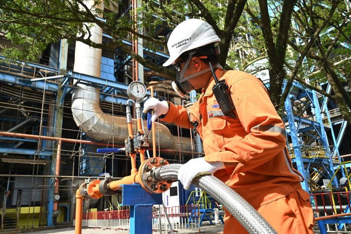 Proses pengecekan tekanan green ammonia saat dihubungkan ke PLTU Banten 2 Labuan, Banten, untuk memastikan kesesuaiannya dengan kebutuhan sistem.