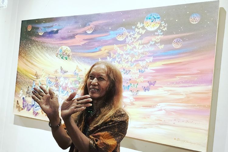 Pelukis asal Surabaya Buggy Budiyanto saat memberi penjelasannya di pameran tunggalnya memperingati Hari Kebangkitan Nasional di Galeri Dewan Kesenian Surabaya, Selasa (20/5/2025) malam.