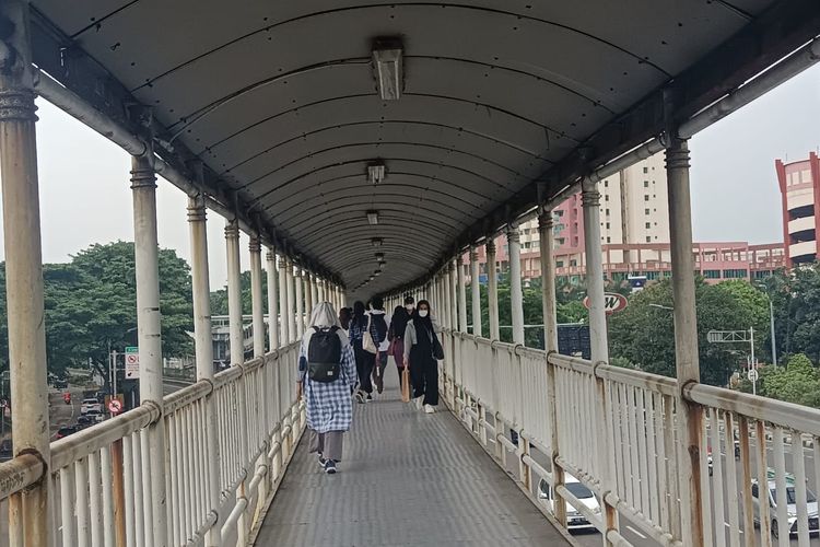 Suasana jembatan penghubung halte Transjakarta Cempaka Mas 2-Cempaka Timur, Jakarta Pusat, Selasa (28/3/2023).