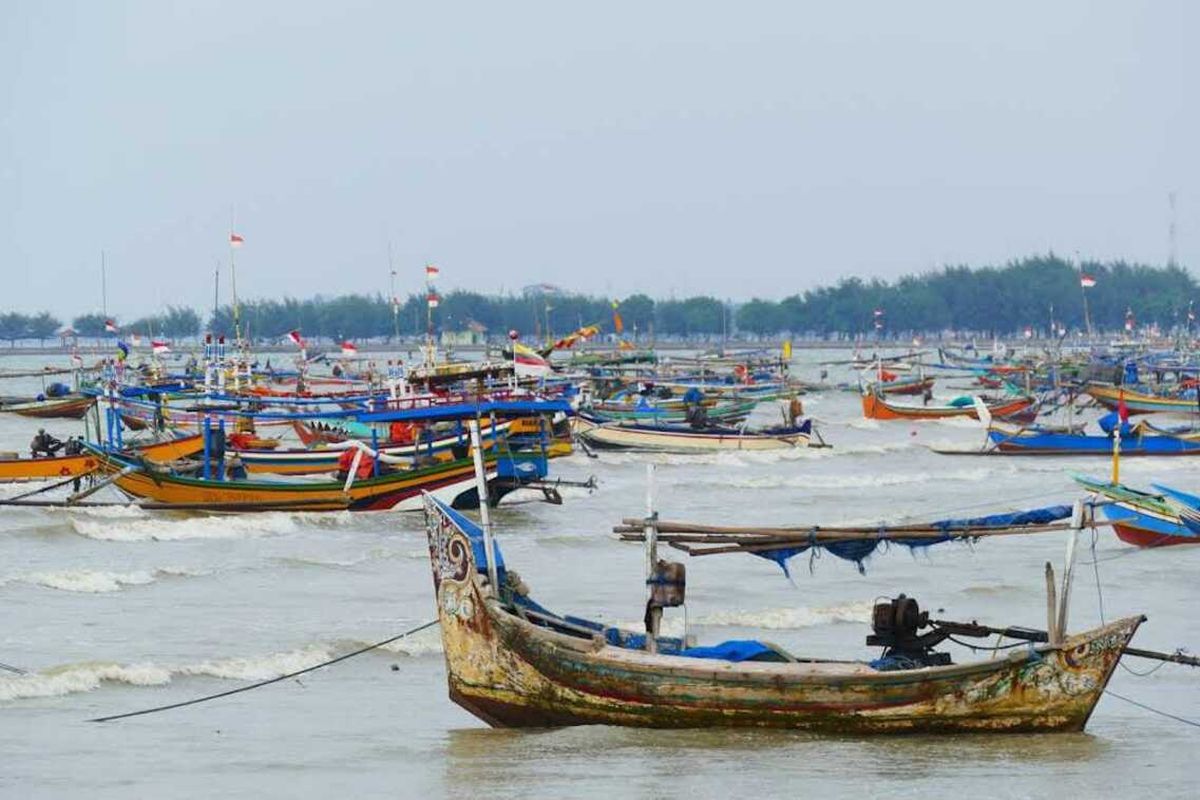 Perahu Nelayan yang sedang bersandar sekitar Pantai Boom di Kelurahan Kingking, Kecamatan Tuban, Jawa timur, yang diduga dulunya sebagai pelabuhan besar Kambang Putih.