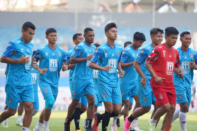 Malut United menjalani sesi latihan resmi menjelang laga lanjutan Liga 2 melawan Bekasi FC.