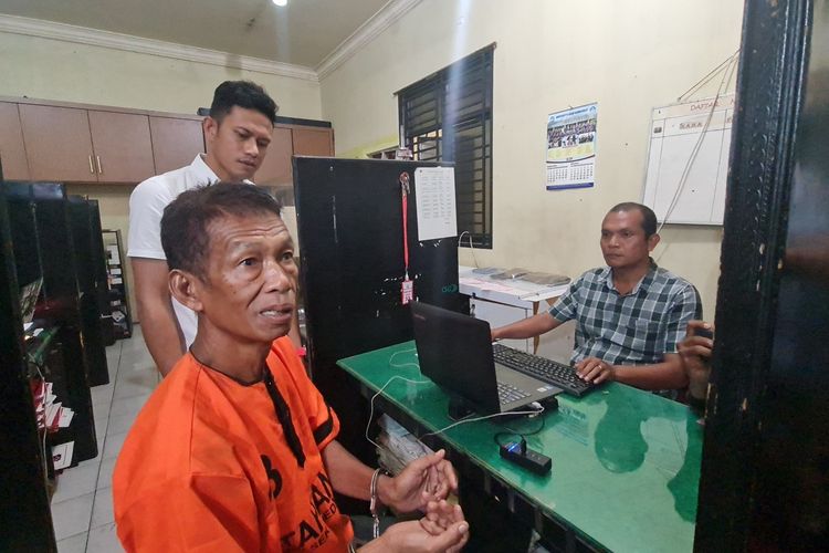 Mawardi (61) ditahan di Polsek Medan Timur pada Rabu (15/10/2025). Dia ditetapkan menjadi tersangka karena mendorong Muhammad Fadli, Lurah Perintis, Kecamatan Medan Timur, Kota Medan, ke parit. 