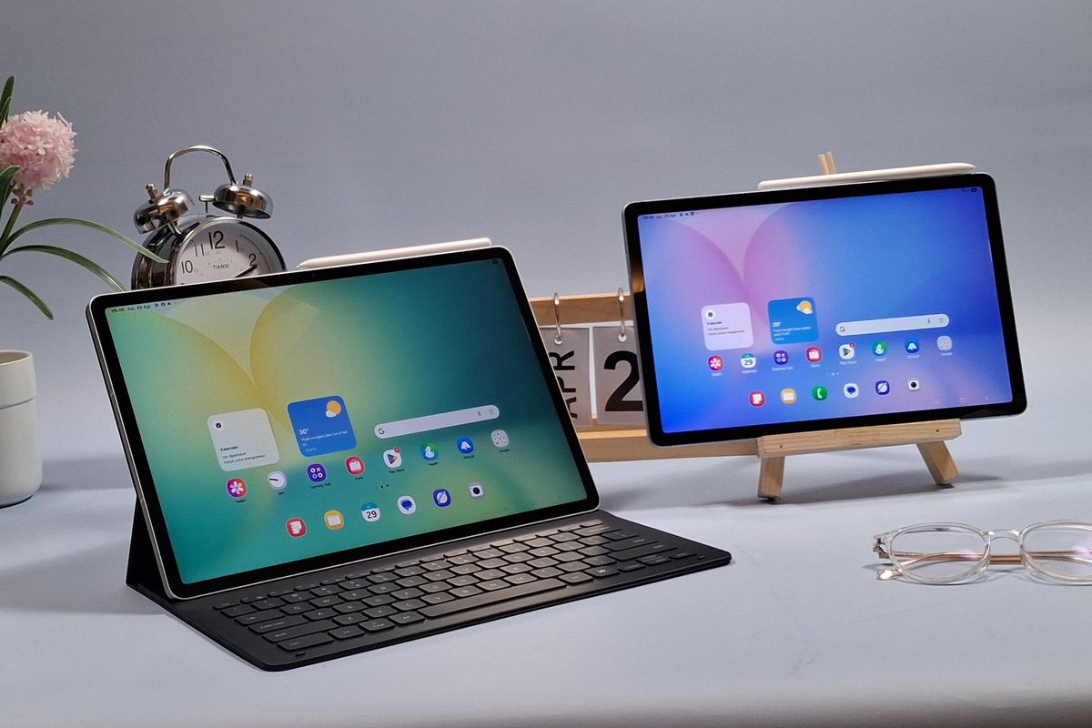 Samsung Galaxy Tab S10 FE dan S10 FE Plus sama-sama mengusung panel layar LCD, rasio aspek 16:10, refresh rate 90 Hz dan tingkat kecerahan 800 nits. Ukuran layar kedua tablet ini berbeda, untuk Galaxy Tab S10 FE memiliki layar berukuran 10,9 inci. Sementara varian S10 FE Plus memiliki ukuran layar yang lebih besar yakni 13,1 inci.
