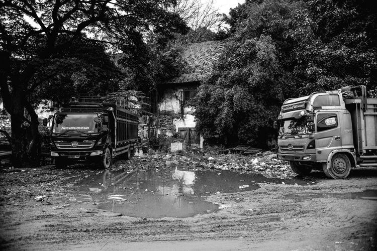Dua truk terparkir di samping Kastel Batavia yang berada di kawasan Kampung Tongkol, Jakarta Utara, Sabtu (28/1/2023). Kastel Batavia menjadi salah satu bagian dari sejarah berdirinya Indonesia. Kastel yang dibuat pada sekitar abad ke-17 itu kondisinya kini sangat memprihatinkan. Bangunan yang masih berdiri tersebut  dulunya sebagai penyimpanan berbagai rempah-rempah.