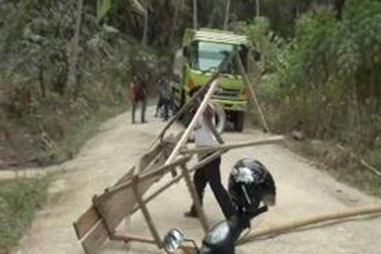Tuntut jalan desa mereka yang hancur dilalui mobil perusahan minyak sawit CPO warga Mamuju utara blockade jalan. Ratusna mobil angkutan CPO tertahan.
