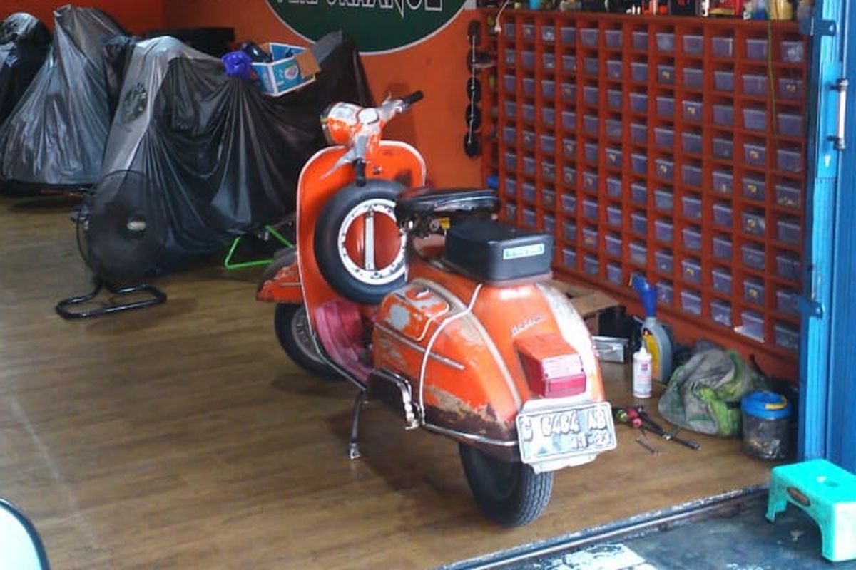 Vespa Sprint 73 warna orange unitnya cukup langka.