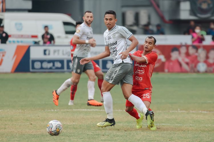 Pemain Bali United Ricky Fajrin dijaga ketat pemain Persija Jakarta Riko Simanjuntak saat pertandingan pekan ke-18 Liga 1 2022-2023 yang berakhir dengan skor 3-2 di Stadion Patriot Candrabhaga Bekasi, Minggu (15/1/2023) sore.