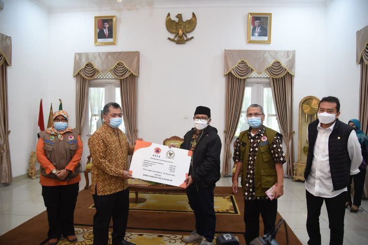 Ketua Timwas Pelaksana Penanganan Bencana DPR RI Abdul Muhaimin Iskandar menyerahkan sejumlah bantuan untuk korban bencana di Kabupaten Sukabumi, Jumat (19/02/2021).
