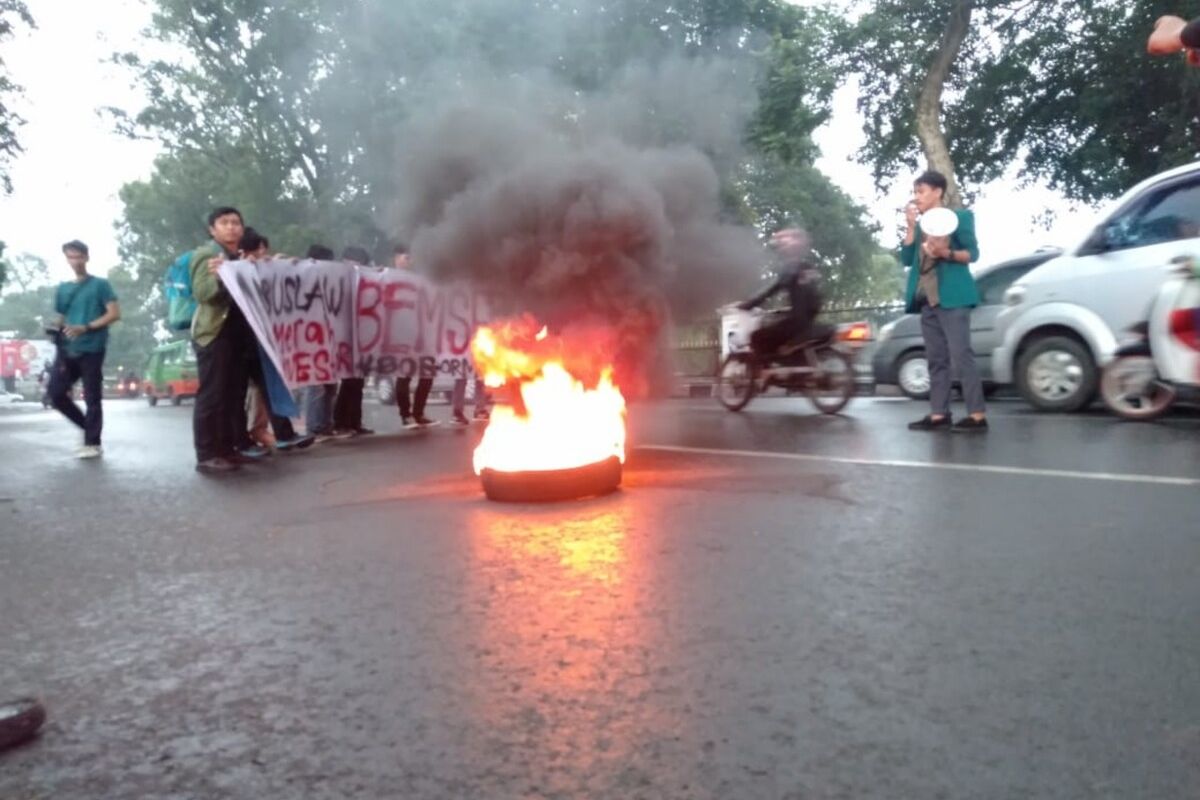 Sejumlah mahasiswa melakukan aksi unjuk rasa dengan membakar ban di depan Kantor Balai Kota Bogor, Jumat (7/2/2020). Dalam aksi tersebut mereka menyampaikan kekecewaannya terhadap kinerja 100 hari Presiden Joko Widodo dan Wakil Presiden Maruf Amin.