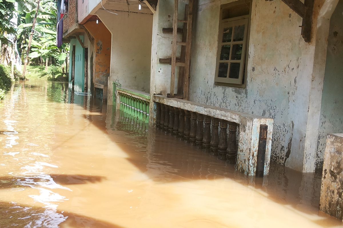 Banjir yang melanda permukiman warga di Jalan Kober, RW 02 Kelurahan Cawang, Kramatjati, Jakarta Timur, Rabu (8/3/2017). Banjir terjadi akibat meluapnya Kali Ciliwung setelah hujan deras yang mengguyur hulu Ciliwung pada Selasa petang hingga malam kemarin.