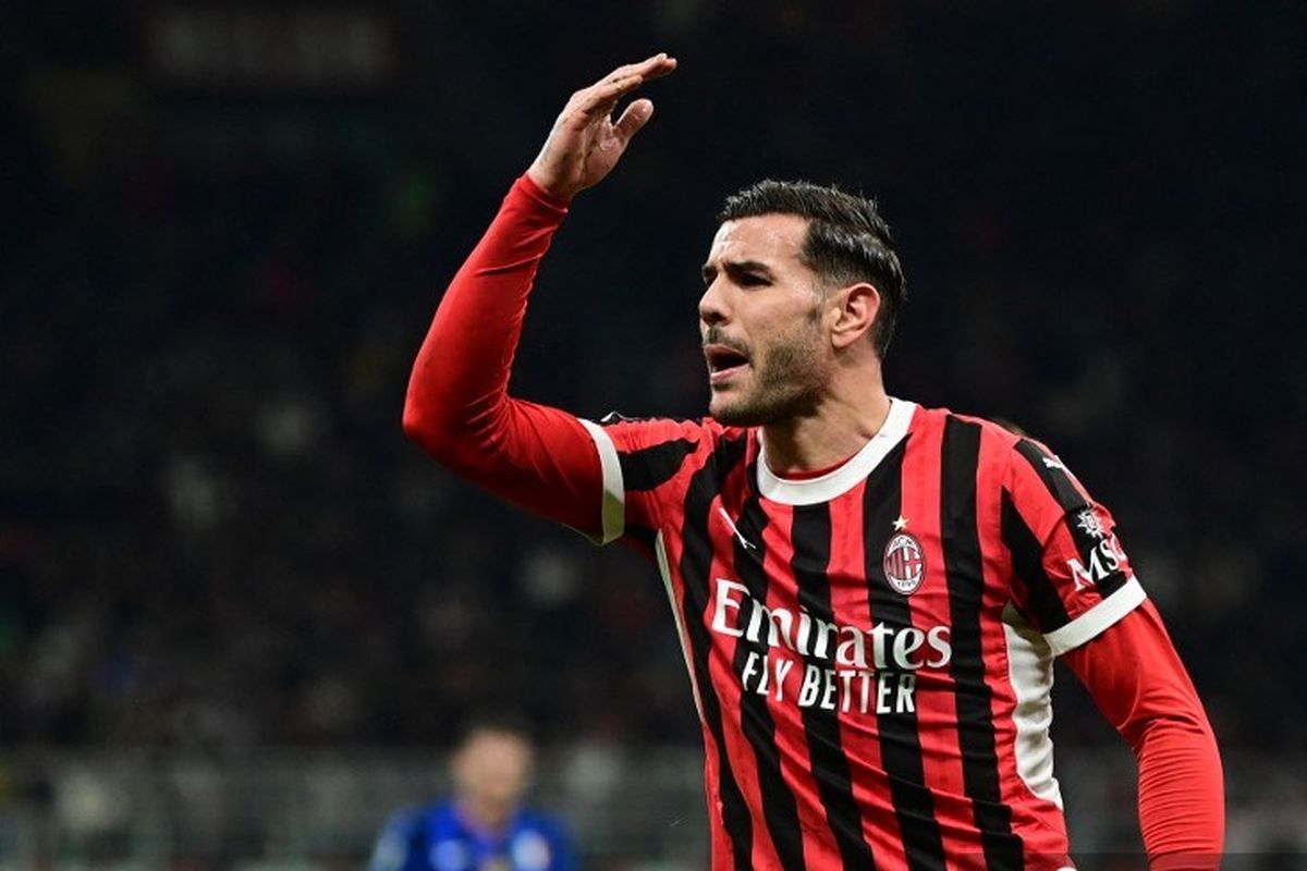 Bek AC Milan Theo Hernandez bereaksi pada laga Serie A Italia antara AC Milan dan Inter di stadion San Siro di Milan, pada 2 Februari 2025.