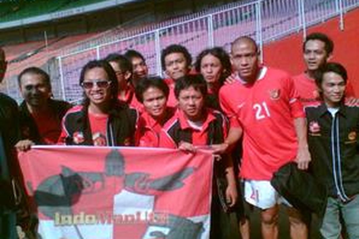 Sejumlah anggota Kelompok Suporter Manchester United Indonesia bersama bek Indonesia All-Star, Nova Arianto, di Gelora Bung Karno, Jakarta, Sabtu (19/8).