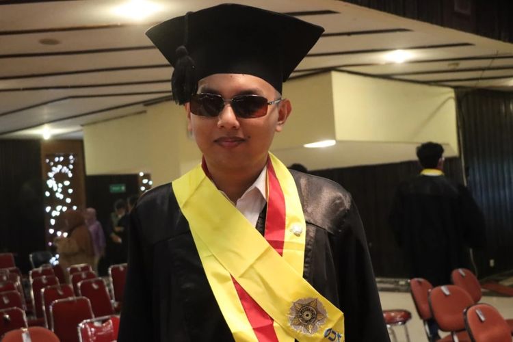 Alexander Farrel Rasendriyo Haryono (22) merupakan salah satu lulusan sarjana UGM yang diwisuda di Graha Sabha Pramana UGM, pada Kamis (24/8/2023).
