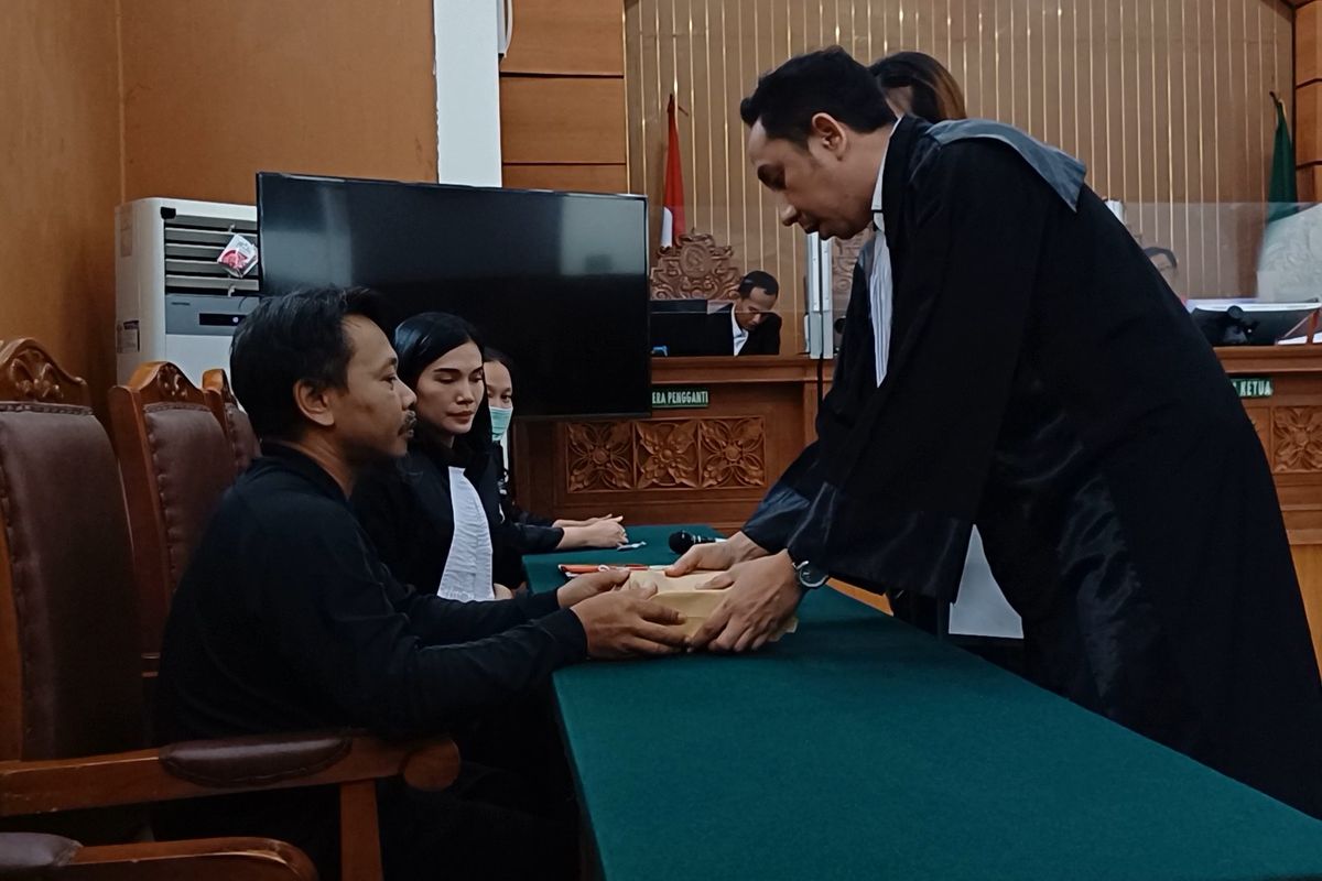 Momen kuasa hukum terdakwa Metty Kapantow dan So Kasander dalam kasus penganiayaan asisten rumah tangga (ART) bernama Siti Khotimah (23) memberikan uang cash ratusan juta di dalam ruang sidang Pengadilan Negeri Jakarta  Selatan, Senin (24/7/2023).