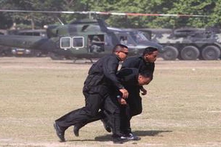 Persiapan BDF -Sejumlah Pasukan Pengamanan Presiden (Paspampres) mendemostrasikan cara-cara kegiatan pengamanan VVIP di Lagoon, Nusa Dua, Bali, Minggu (4/11/2012). Tampak prajurit  Paspamres berusaha berlatih mangengawal tamu  negara .